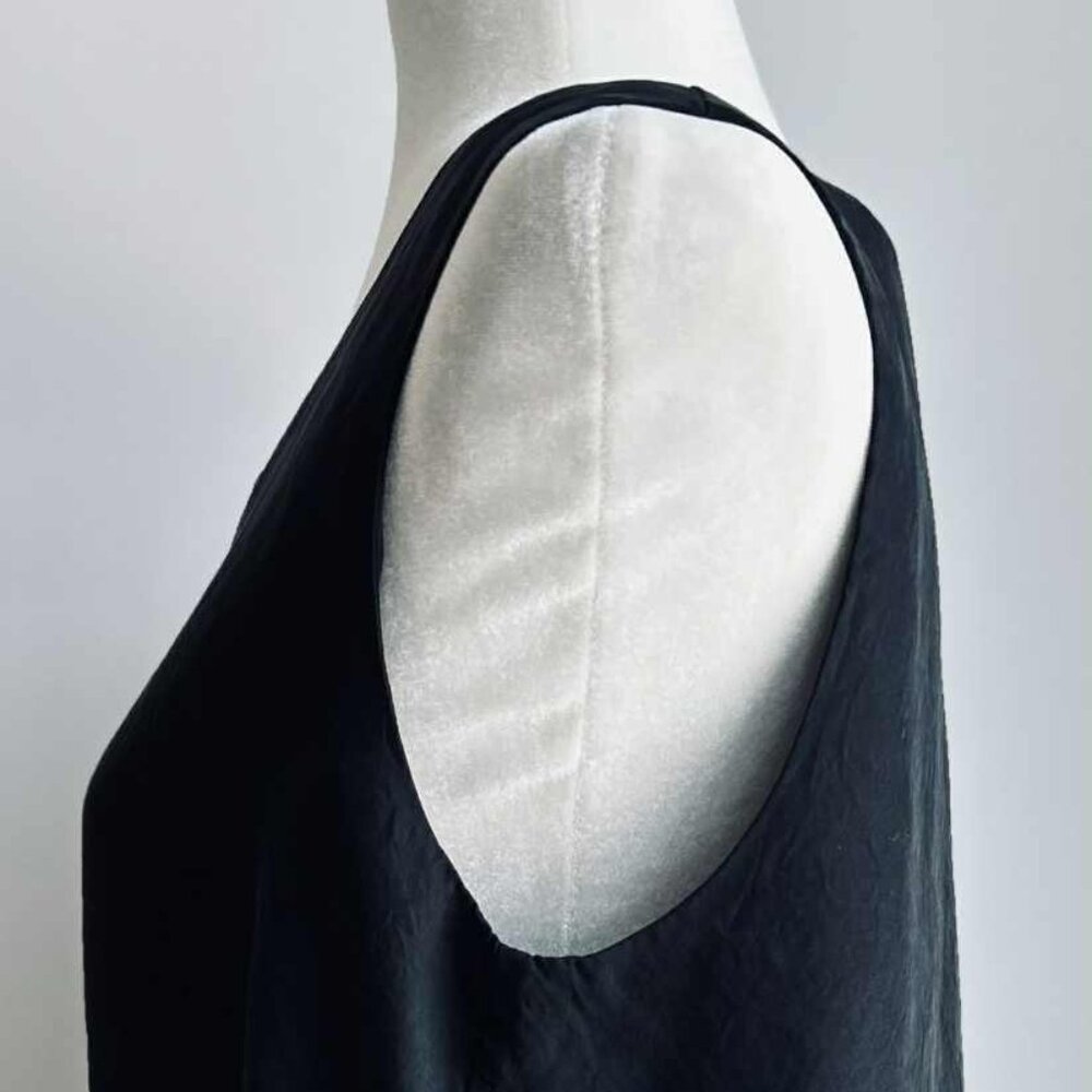 RUDSAK Black Cupro-Viscose Layered Sleeveless Blouse with Keyhole Back – US L - Picture 5 of 12